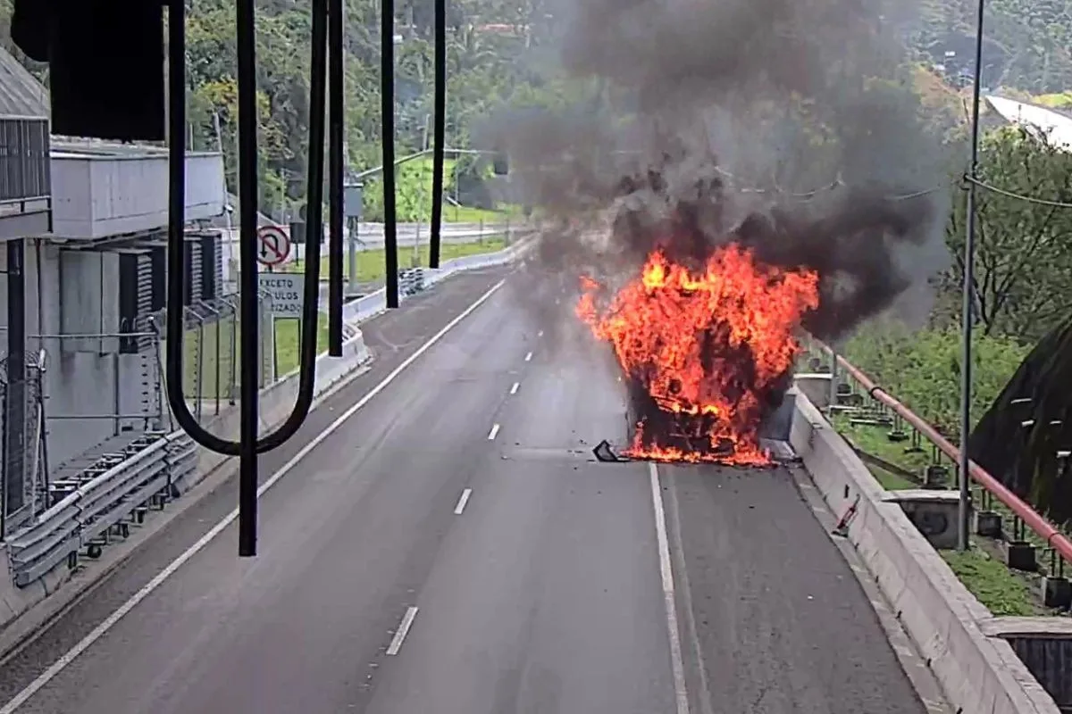 Ônibus pega fogo próximo a túnel da Tamoios, no Litoral Norte de SP; trecho do Contorno Sul está bloqueado