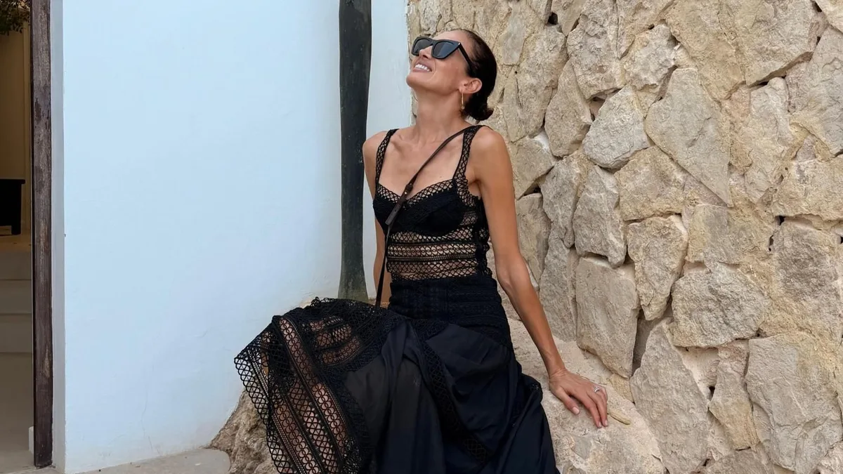 Nieves Álvarez tiene el vestido negro perfecto para estrenar ahora y seguir llevando en septiembre