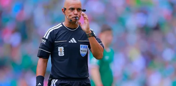 Wilton Pereira Sampaio volta a apitar no Sauditão e anula gol de mexicano