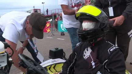 Des karts, des pilotes non-voyants et des bips dans le casque... La France accueille la première compétition mondiale de "blind karting"