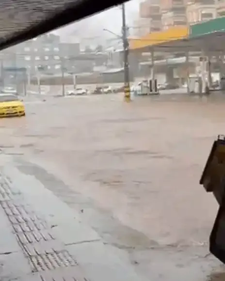 Avenida Calógeras vira rio e carros passam com dificuldade
