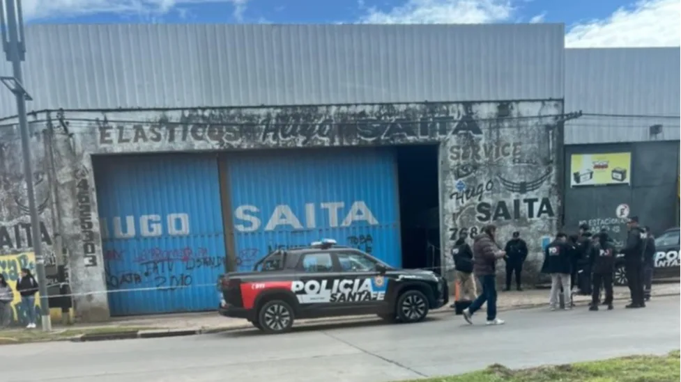 Un operario murió aplastado por un colectivo mientras hacía tareas mecánicas en un taller de Rosario