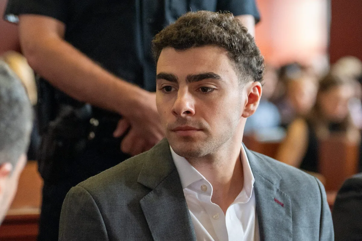 États-Unis : après ses aveux de meurtre, le procès de Luigi Mangione reporté