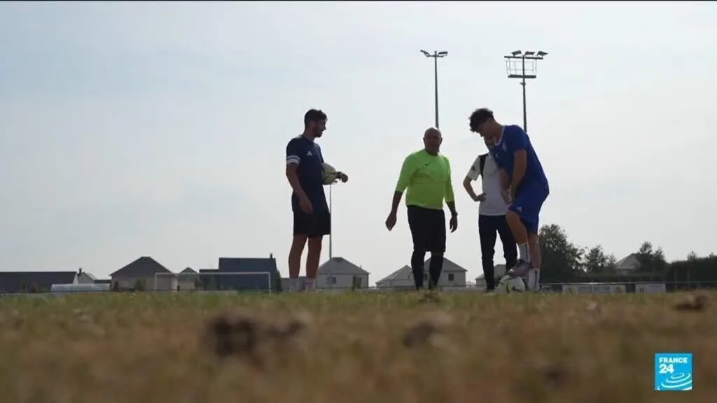 Face à la sécheresse en France, des terrains de football impraticables