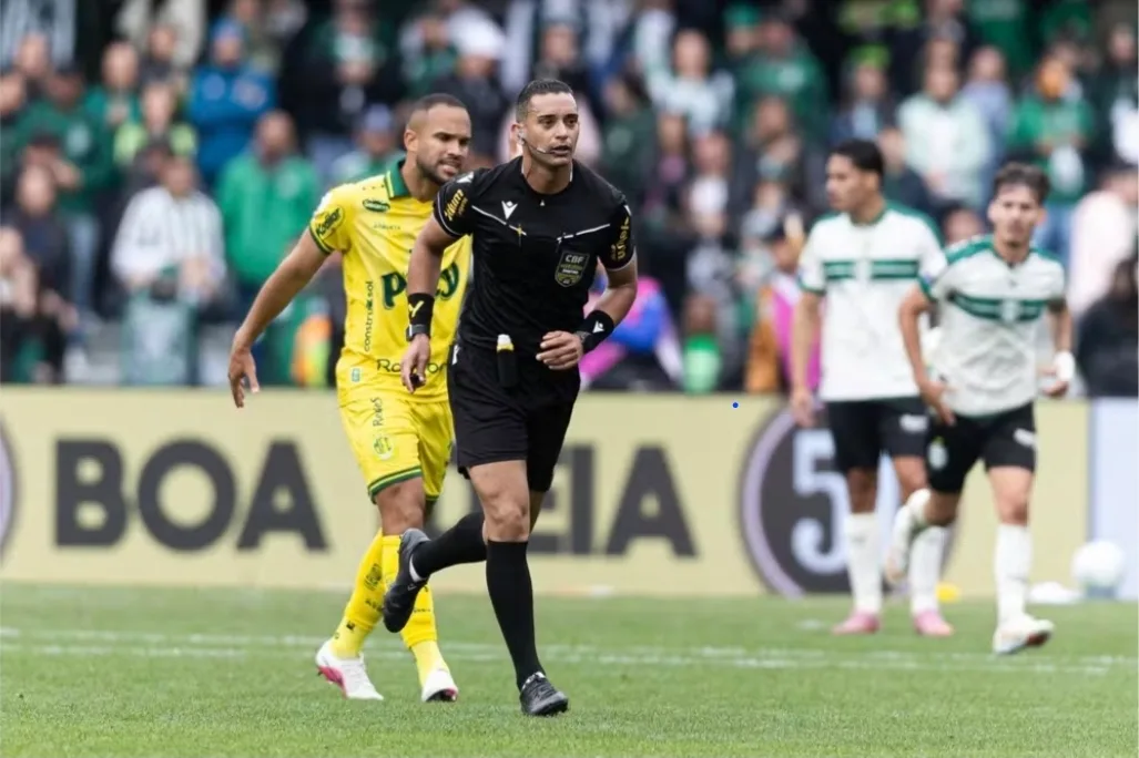 Árbitro marca pênalti em choque entre jogadores do mesmo time