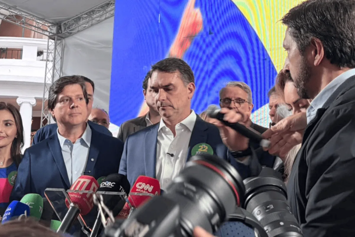 Flávio Bolsonaro acusa ministros do STF de interferirem nas eleições