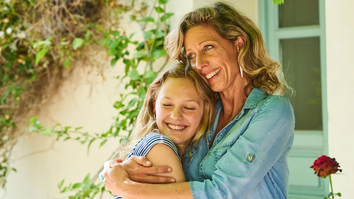 Por qué chocan una madre en la menopausia y su hijo adolescente, según la psicología: “Él pierde la infancia y a los padres idealizados. Ella, al niño que la necesitaba”