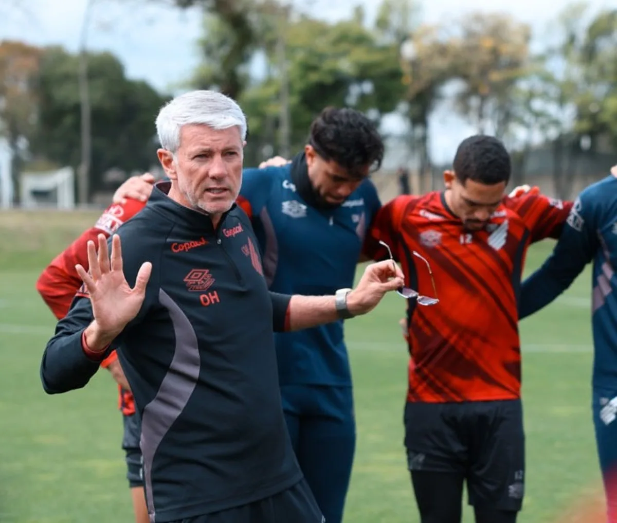 Escalação do Athletico: Odair esboça time com desfalques de peso para jogo contra o Bahia