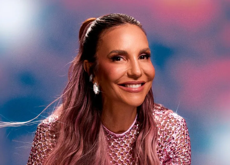 Ivete Sangalo faz ‘L’ de apoio a Lula em show