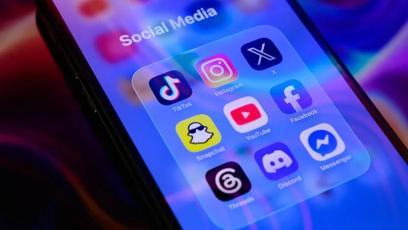 Restrictions progressives, interdictions formelles: partout dans le monde, les projets d’encadrement de l’accès des mineurs aux réseaux sociaux se multiplient et s’accélèrent