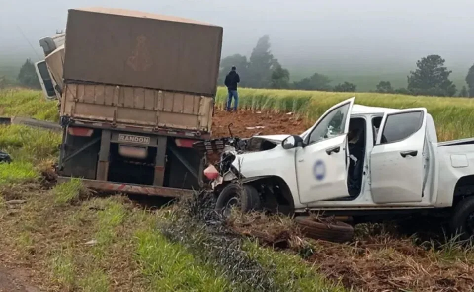 Cinco pessoas morrem em colisão frontal entre caminhão e caminhonete na PR-090, em Ventania