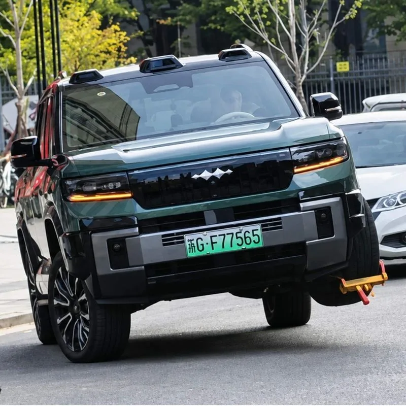 Actualité : Son SUV électrique BYD est immobilisé par un sabot métallique, il s'échappe en roulant sur trois roues avec une fonctionnalité exclusive de la voiture