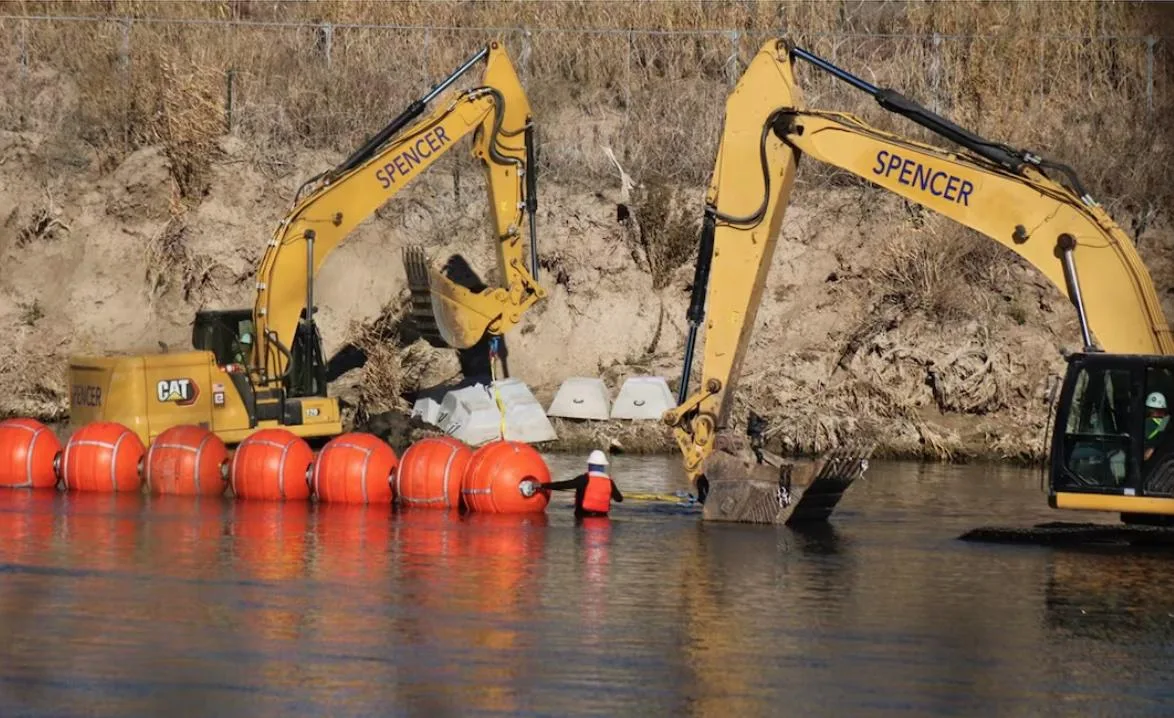EU instala nuevas boyas flotantes en el río Bravo, en Piedras Negras, Coahuila