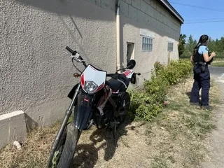 Une moto et une voiture se rentrent « doucement » dedans à ce croisement dans le Maine-et-Loire, pas de blessés graves