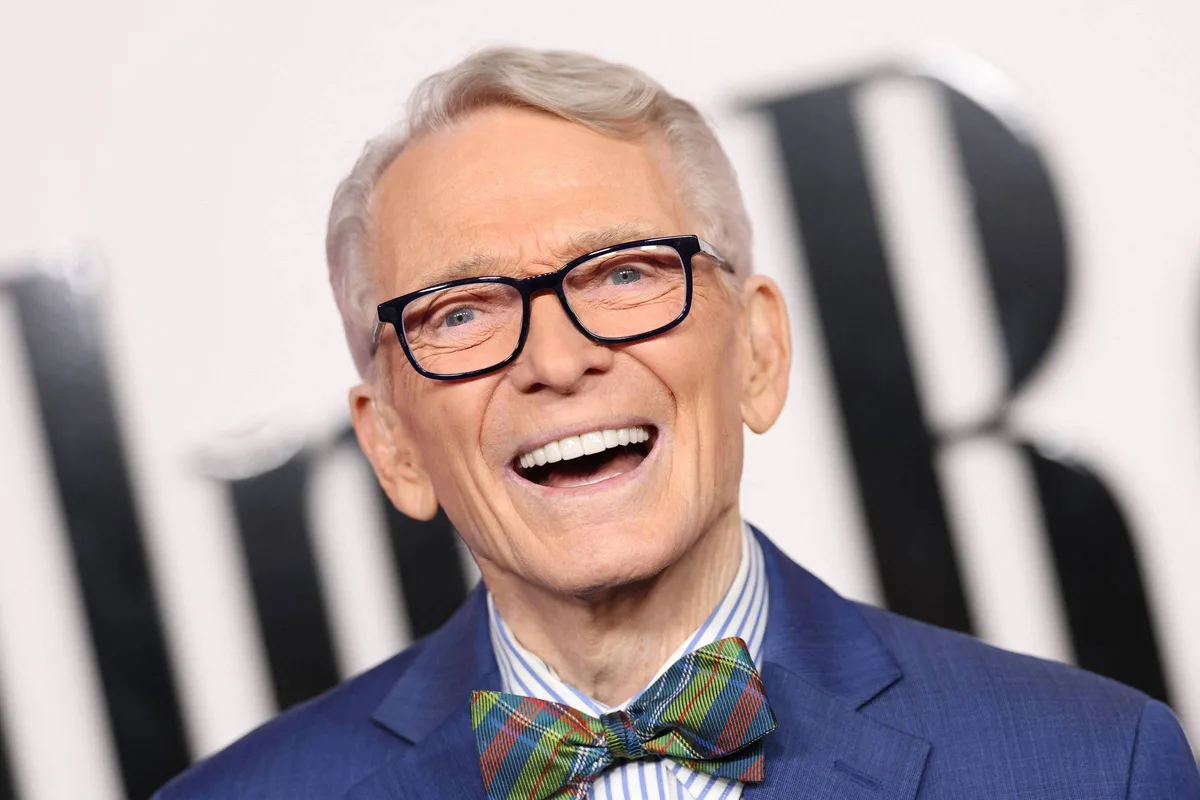 Morre Bob Mackie, estilista que vestiu Madonna e Elton John, aos 87 anos