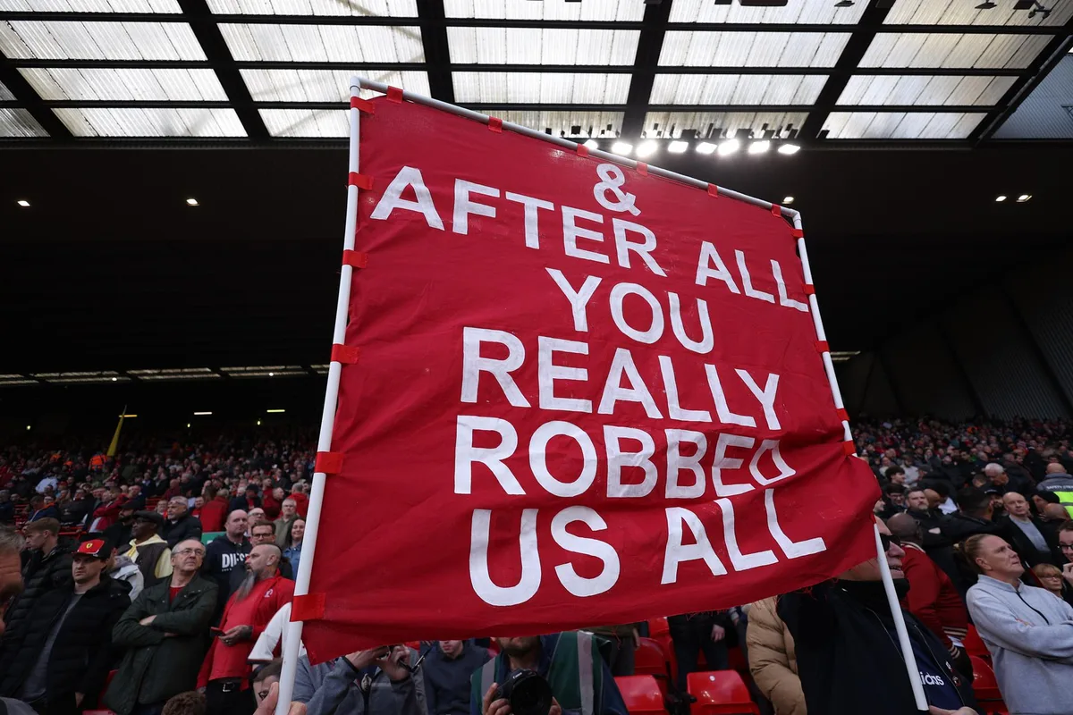 Pitada, pancartas y acusaciones contra Manchester City en su visita a Anfield (FOTOS)