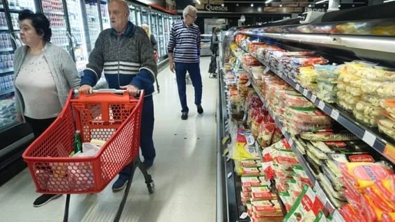 La confianza del consumidor retrocedió en agosto, presionada por tasas altas y más mora crediticia