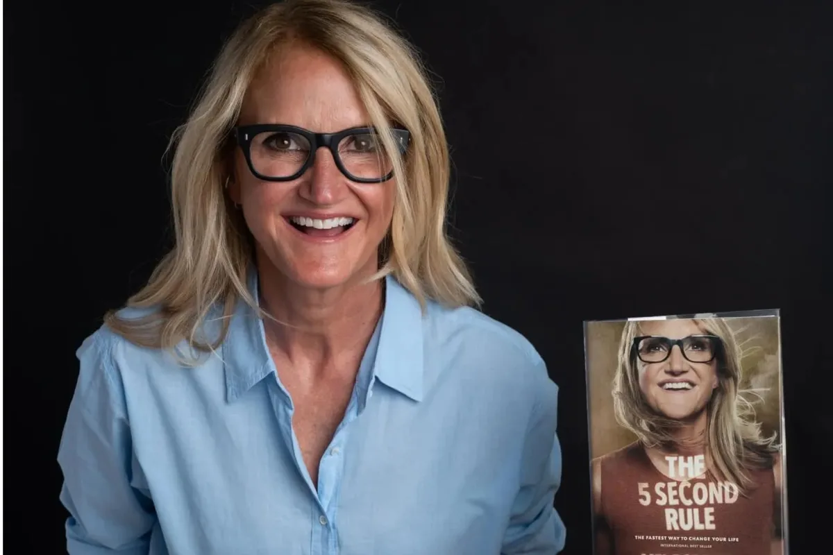 Mel Robbins, experta en desarrollo personal, de 57 años: “Tus padres no han ido a terapia, ni quieren”