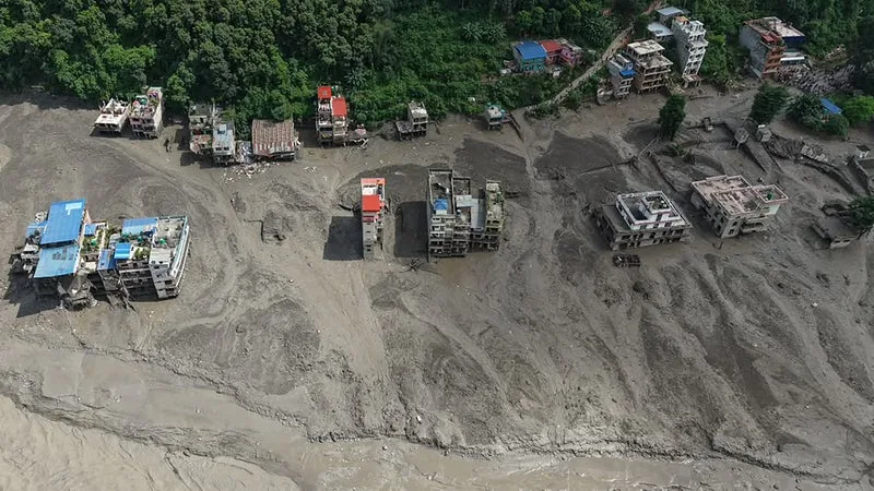 Les images des inondations massives au Népal qui ont fait au moins 95 morts et des centaines de disparus après des coulées de boue