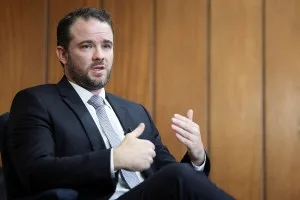 Ministro da Fazenda busca reunião com Pedro Malan e Arminio Fraga sobre agenda fiscal