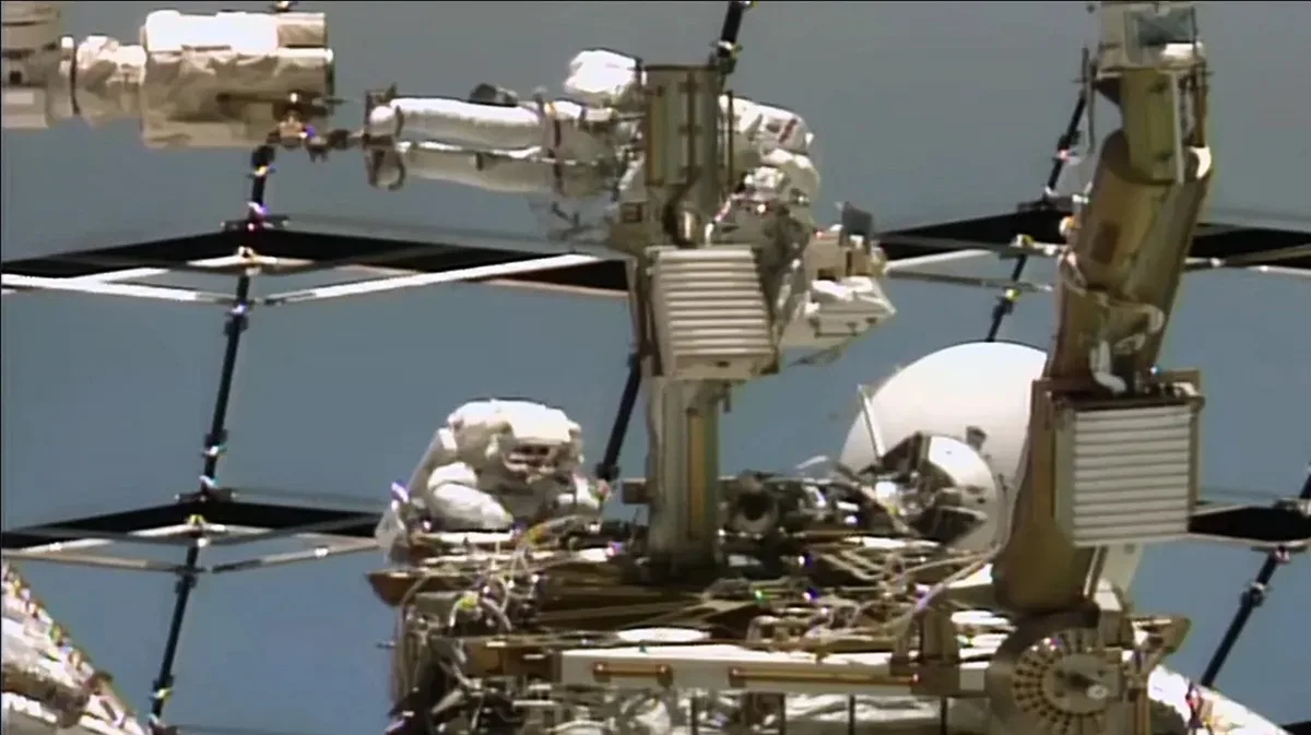 El astronauta de la NASA Anil Menon y la de la ESA Sophie Adenot realizan una caminata espacial de 6 horas y 23 minutos