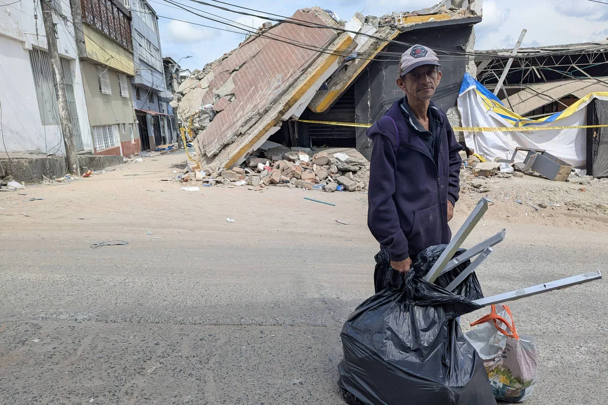Após terremoto, moradores na Colômbia reviram escombros em busca de metal para vender