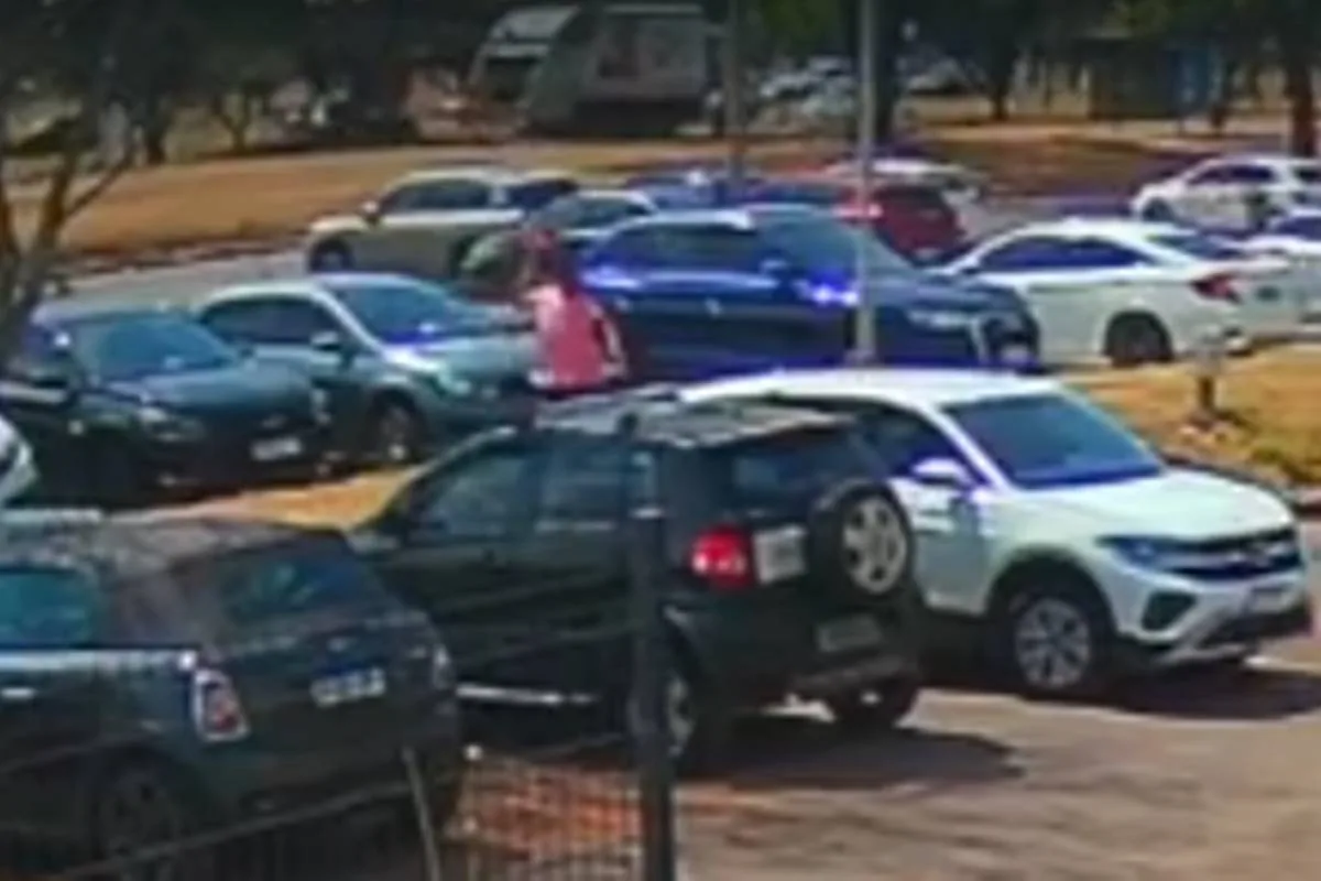 Câmera flagra moradora de rua depredando carros em estacionamento