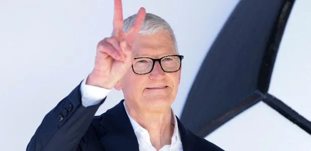 Tim Cook se despede após 15 anos: quem é novo CEO da Apple e o que esperar