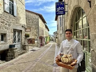 À seulement 21 ans, ce Syrien reprend la boulangerie abandonnée de l’un des plus beaux villages de France