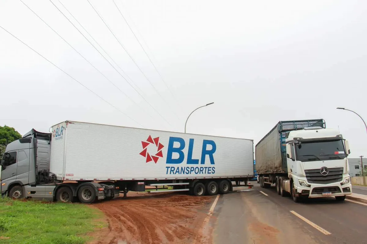 Carreta atola em acesso ao Noroeste e deixa trânsito lento nesta manhã