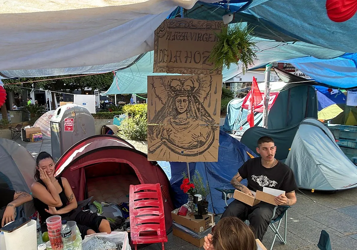 Quince días acampados en las Setas: de la Virgen 'de la Hoz' a la ikurriña