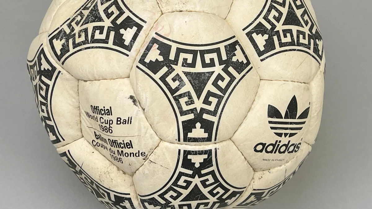 „Hand Gottes“: Ball von Maradonas legendärem Tor für Millionen versteigert