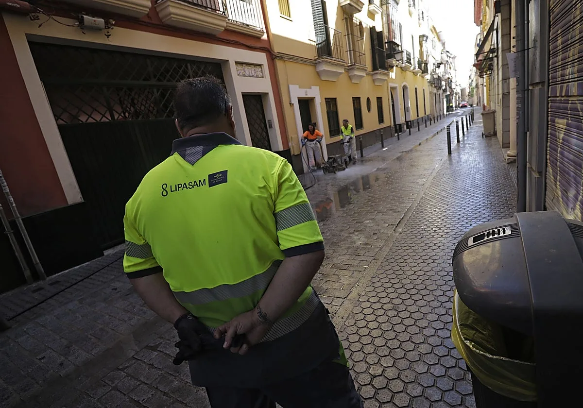 El Ayuntamiento de Sevilla paga 1.600 euros a los trabajadores de Lipasam como incentivo contra el absentismo