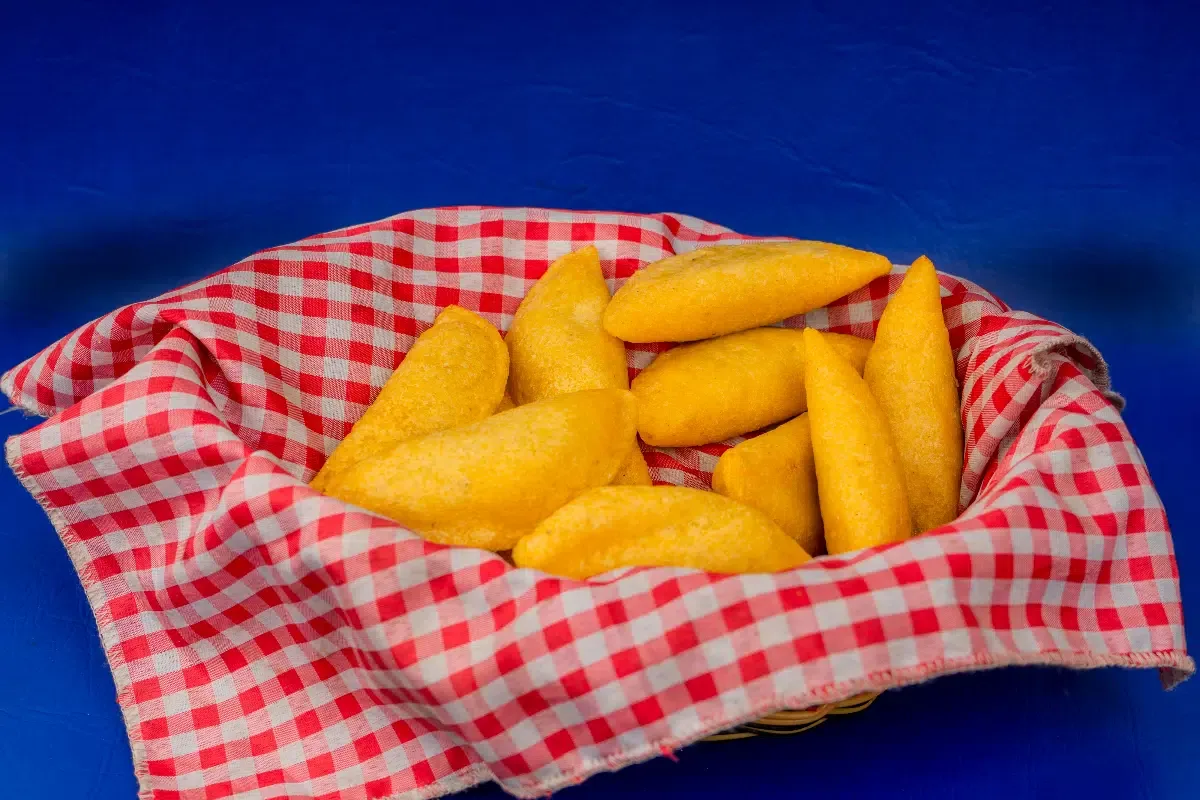 Já provou pastel de angu? Aprenda a fazer essa receita tradicional mineira em casa