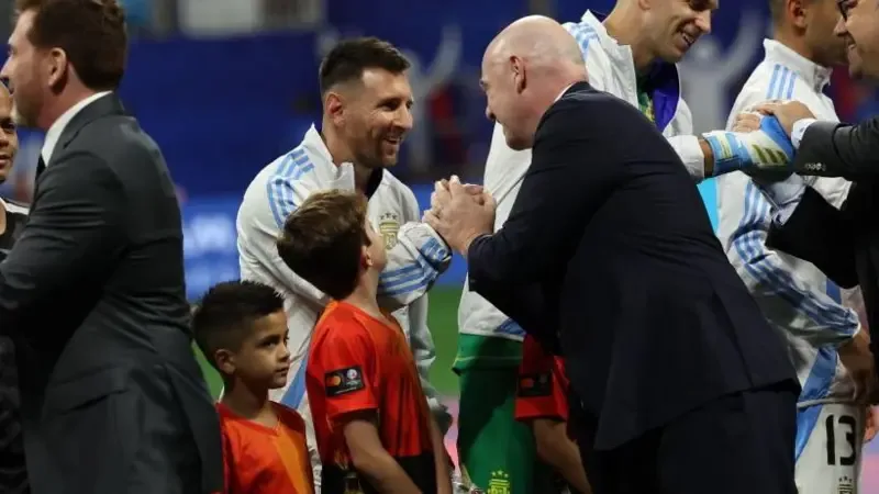 Infantino dedica un emotivo mensaje a Messi: “Has redefinido nuestro hermoso deporte”