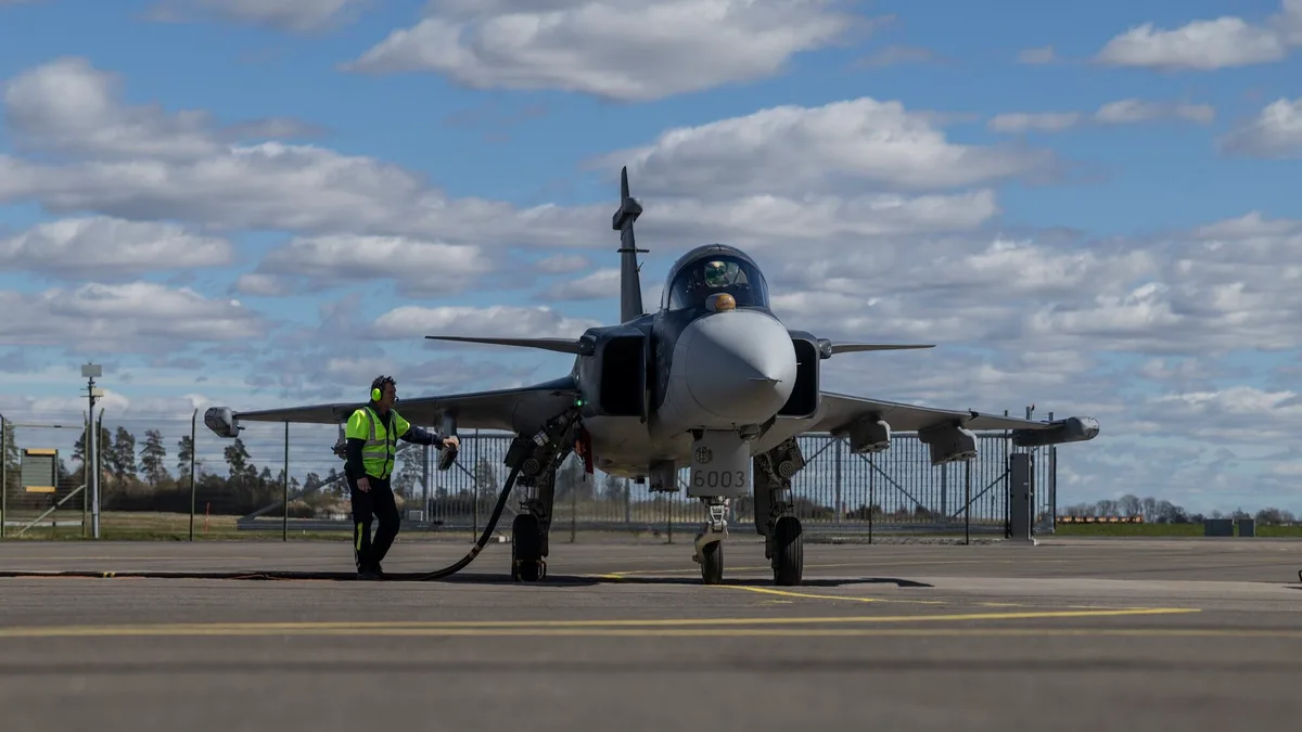 Suécia envia caças Gripen e navio de guerra para a Finlândia combater drones russos