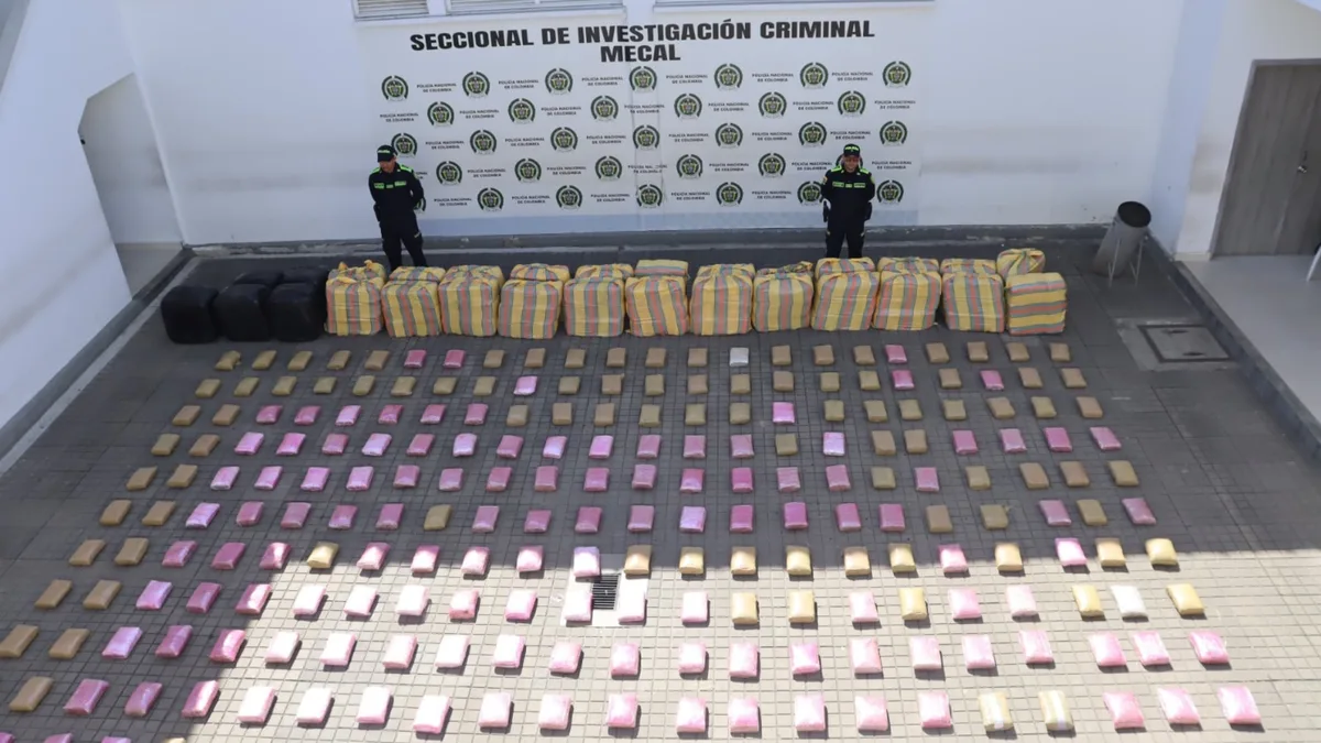 Por tratar de apagar el incendio de un camión, policías terminaron incautando cuatro toneladas de marihuana en el Valle del Cauca