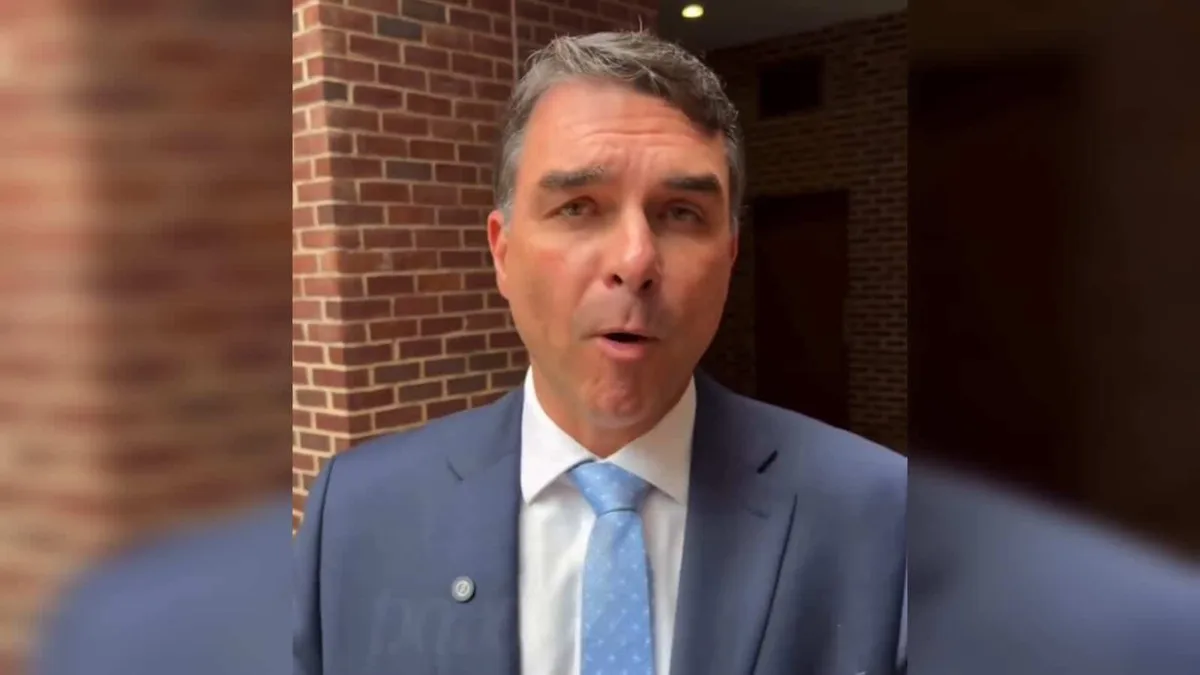 Flávio Bolsonaro mente em currículo oficial e diz ter pós na UFRJ, onde nunca estudou