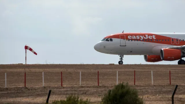 Tripulantes da easyJet reúnem-se em assembleia de emergência. Há greve?