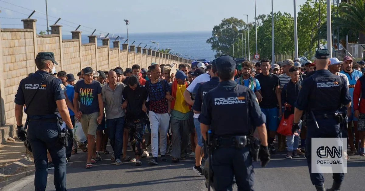 "Devem regressar rapidamente a Marrocos": UE pede solução "urgente" para a crise em Ceuta
