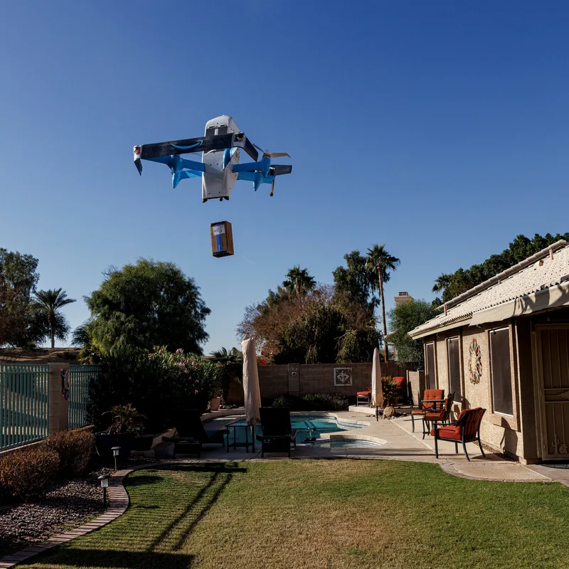 Actualité : Elle attendait son premier colis Amazon par drone, il a fini dans sa piscine