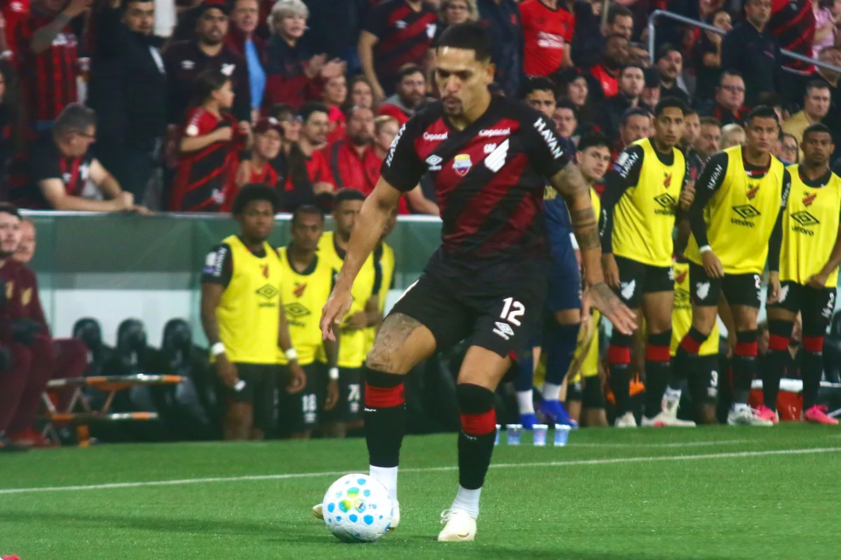 Escalação: Athletico tem dúvida na defesa e desfalques contra o Fluminense; veja provável time