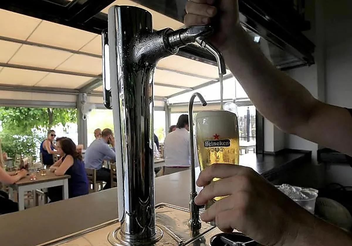 El bar de un pueblo de 2.300 habitantes cierra sus puertas tras 138 años y los vecinos deciden reabrirlo: «Las pequeñas aldeas merecen vivir»