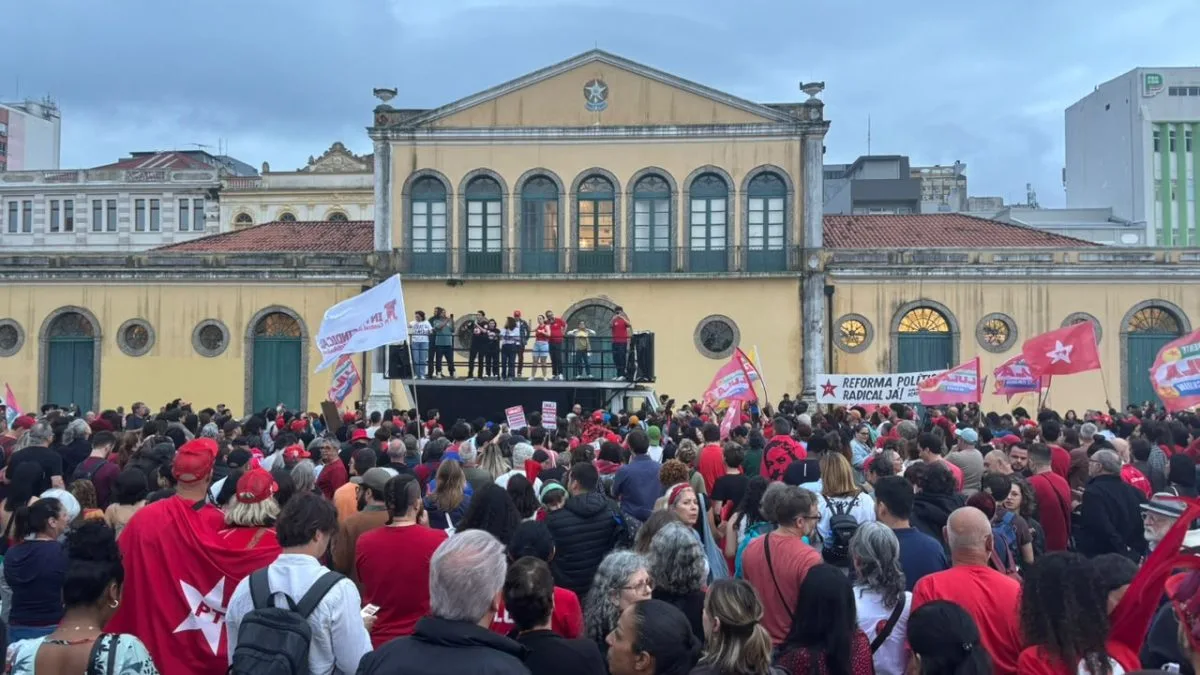 Com Boulos e lideranças da esquerda, ato na Capital em SC busca intensificar estratégia de vira-voto na reta final do segundo turno nas eleições 2026