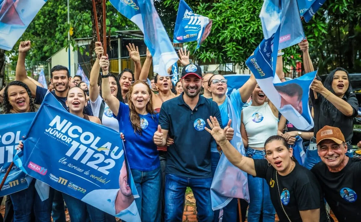Debaixo de chuva, Nicolau Júnior inicia campanha em Rio Branco com adesivaço