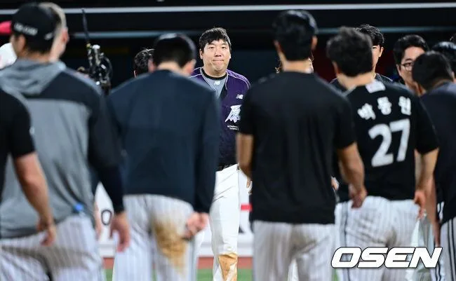 [사진]LG와 정규 시즌 최종전 마친 KT 김현수