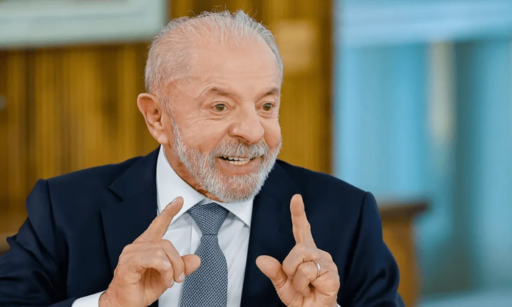 Lula diz que Flávio pretende fazer cortes em programas sociais
