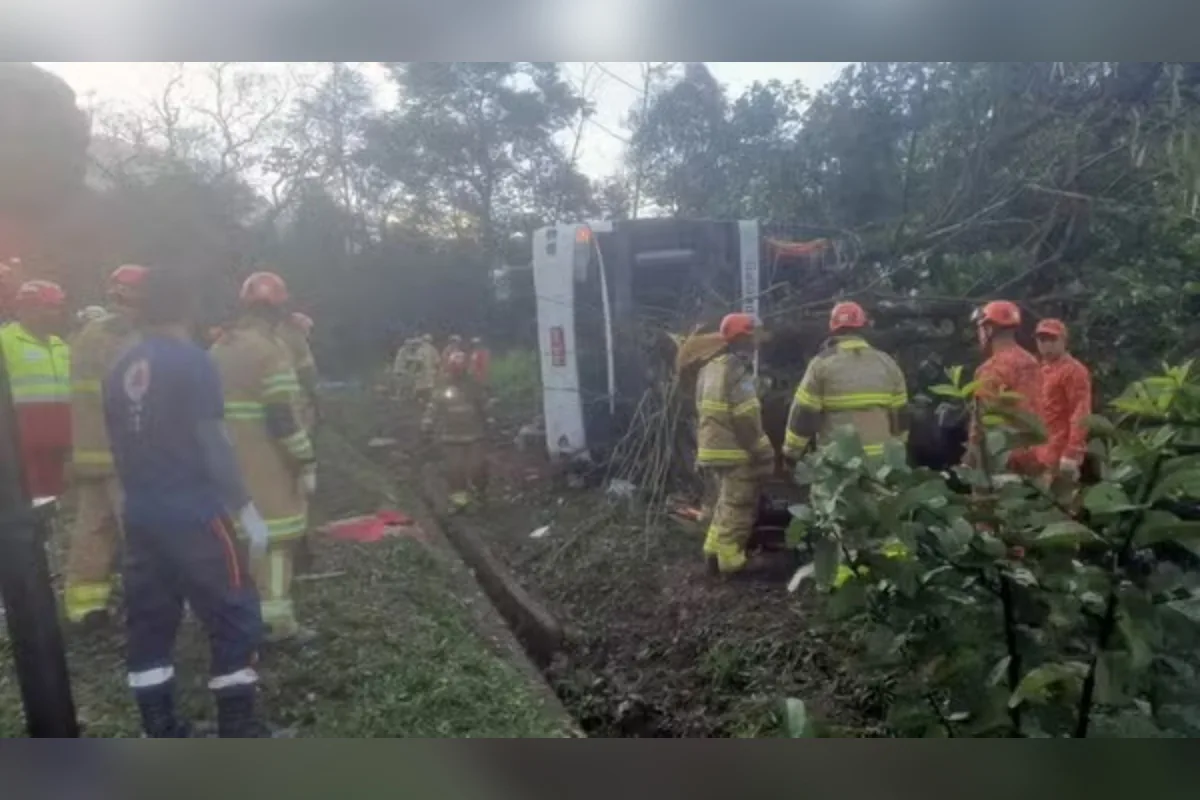 Ônibus tomba em Petrópolis e deixa nove mortos