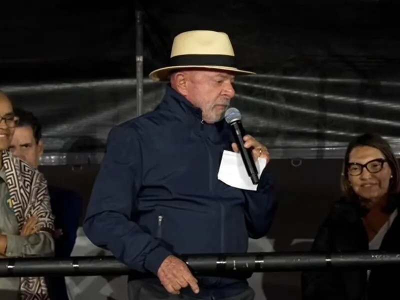 Lula rebate clubes de futebol e fala em "acabar com as bets"
