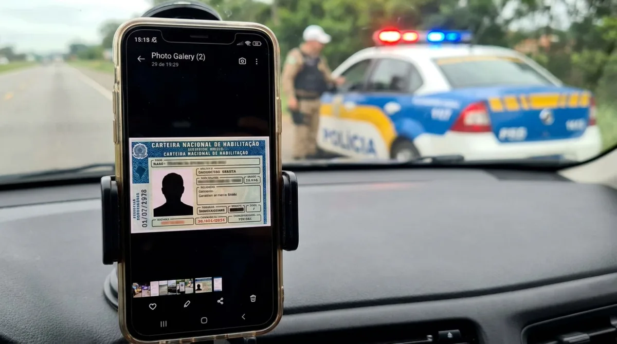 Motorista é parado em fiscalização, agente pede a CNH e ele apresenta um print salvo na galeria do celular, homem diz que o aplicativo oficial não abriu e é questionado sobre a validade da imagem
